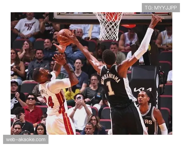 半场战报:爵士与马刺上演对攻大战,两队半场进攻效率均超过120。